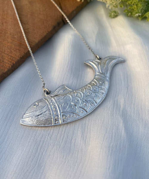 Passion Fish Necklace Fish, a symbol of fertility and perfect harmony in  diverse eastern cultur… | Modern gold jewelry, Pure gold jewellery,  Wholesale gold jewelry